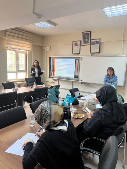Annelere ve Öğretmenlere Yönelik Menstruasyon Yönetimi Eğitimi